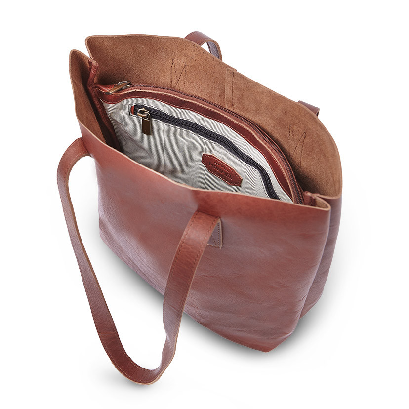 Bolsa shopper de couro na cor couro com detalhe de bolsa aberta forro, zíper interior fechado sobre fundo branco - MONPIEL