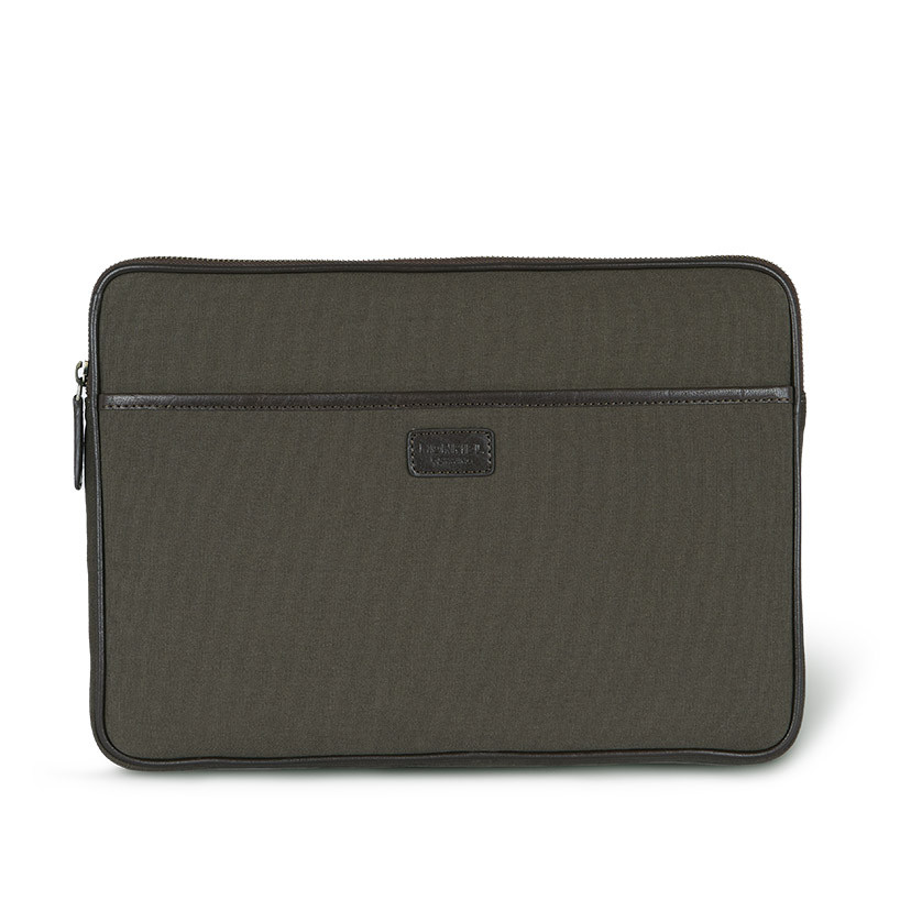 Capa para laptop de couro esportiva verde de 15" polegadas com vista frontal sobre fundo branco - MONPIEL