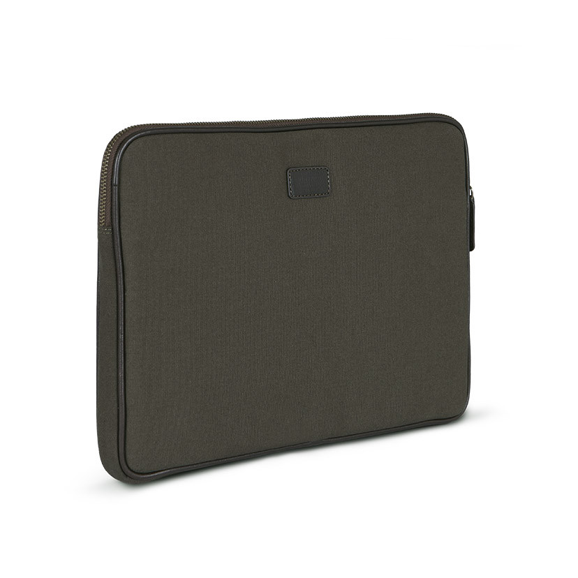 Capa para laptop de couro esportiva verde de 15" polegadas com vista em perspectiva sobre fundo branco - MONPIEL