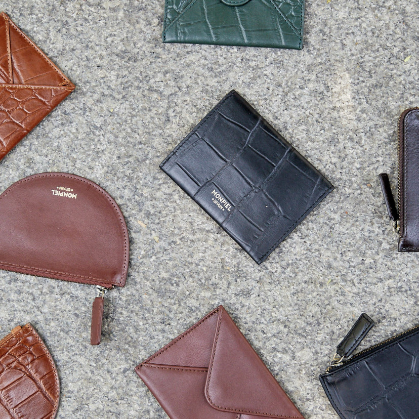 Carteira de couro em forma de meia-lua com vários compartimentos para cartões e bolsos para moedas - MONPIEL