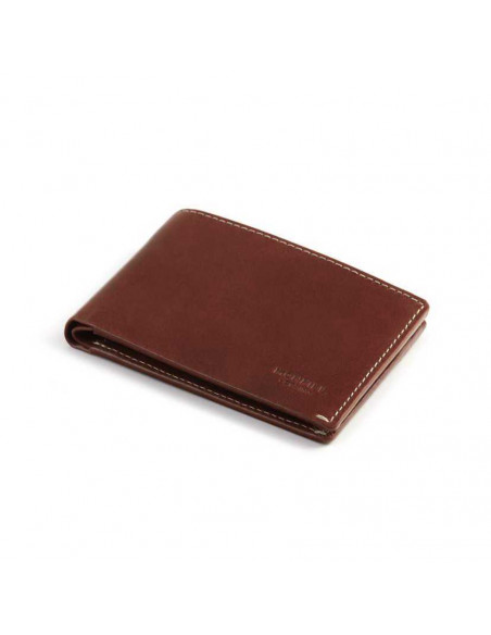 Portefeuille en cuir pour homme couleur havane avec vue en perspective sur fond blanc - MONPIEL Portefeuille en cuir pour homme couleur havane avec vue en perspective sur fond blanc - MONPIEL