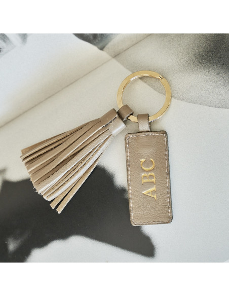Chaveiro com franjas de couro na cor taupe com iniciais personalizadas, detalhe ampliado - MONPIEL Chaveiro com franjas de couro na cor taupe com iniciais personalizadas, detalhe ampliado - MONPIEL