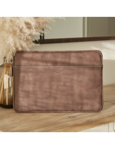 Leder-Laptop-Hülle für 13" und 14" Zoll in Braun mit Frontalansicht und Spiegel dahinter, mit einer Vase daneben - MONPIEL