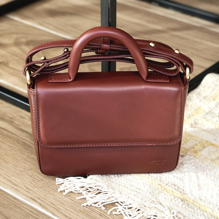 Bolsa de couro pequena Armado na cor marrom com vista frontal apoiada sobre tapete - MONPIEL