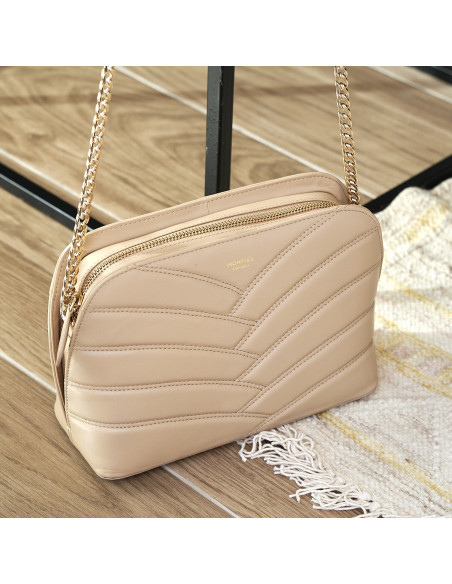 Beige leather quilted bag with gold chain, worn and shown in perspective - MONPIEL Beige leather quilted bag with gold chain, worn and shown in perspective - MONPIEL