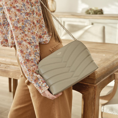 Sac matelassé en cuir couleur cuir avec chaîne dorée, à côté de savons - MONPIEL 2