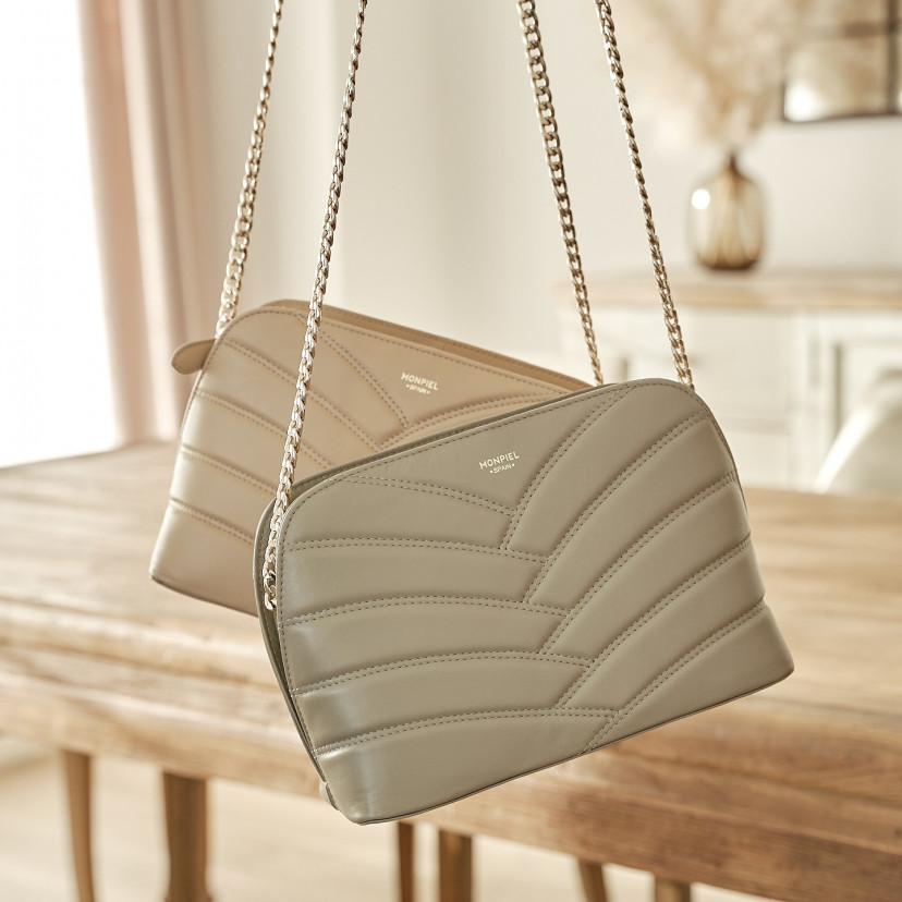 Bolsa acolchoada de couro com corrente dourada nas cores taupe e bege pendurada - MONPIEL