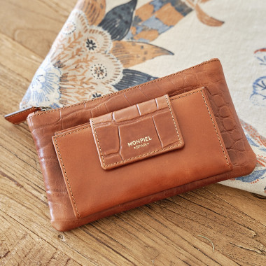 Portefeuille en cuir pour femme avec poche intérieure couleur cuir, vue de dessus reposant sur une table en bois - MONPIEL 2