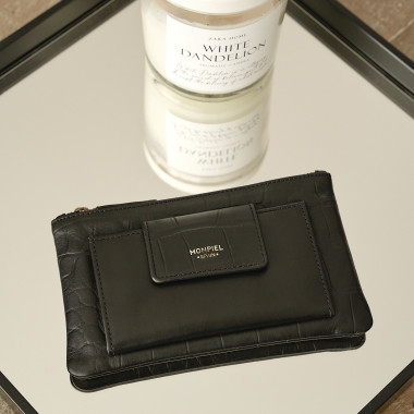 Portefeuille en cuir pour femme avec poche intérieure couleur cuir, vue de dessus reposant sur une table en bois - MONPIEL 2
