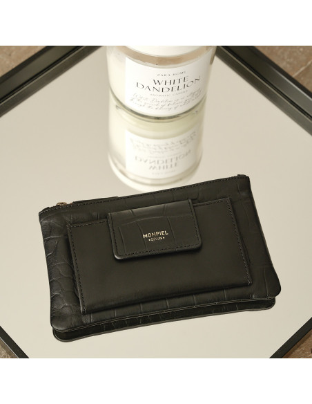 Damen-Leder-Geldbörse mit Innentasche in Schwarz, auf einem Spiegel auf dem Tisch abgelegt - MONPIEL Damen-Leder-Geldbörse mit Innentasche in Schwarz, auf einem Spiegel auf dem Tisch abgelegt - MONPIEL