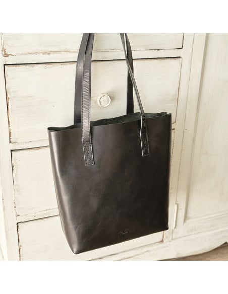 Bolso shopper de piel en color negro con vista frontal y colgado sobre mueble - MONPIEL Bolso shopper de piel en color negro con vista frontal y colgado sobre mueble - MONPIEL
