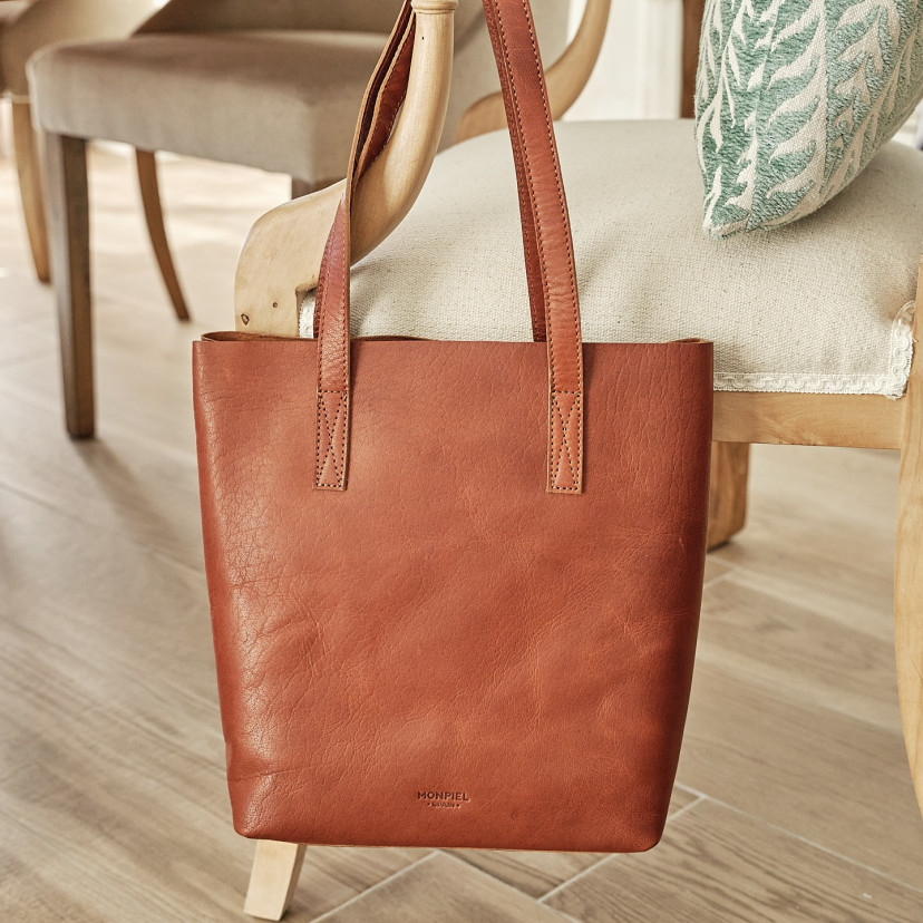 Bolsa shopper de couro na cor couro com vista frontal pendurada sobre uma cadeira - MONPIEL