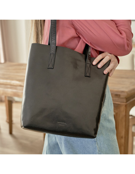 Leder-Shopper in Schwarz, über die Schulter gehängt, mit Frontalansicht - MONPIEL