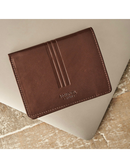 Cartera con broche dentro y monedero de piel en color marrón con vista frontal sobre ordenador portátil - MONPIEL