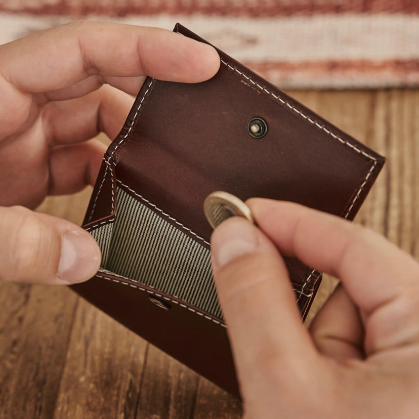 Carteira pocket com porta-moedas de couro na cor couro com detalhe de inserir moeda - MONPIEL