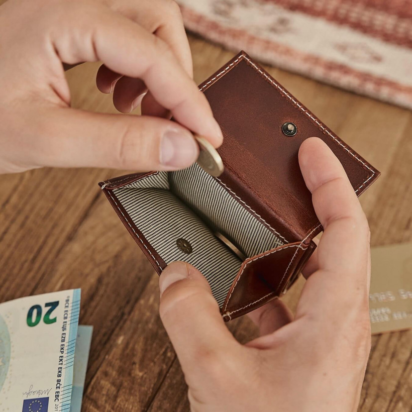 Carteira pocket com porta-moedas de couro na cor couro com porta-moedas aberto para moedas - MONPIEL