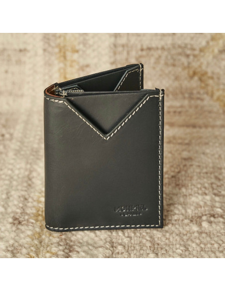 Cartera pequeña de hombre de piel en color azul apoyada verticalmente semi abierta sobre alfombra - MONPIEL