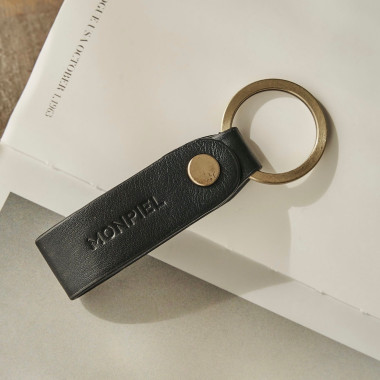 Porte-clés pocket bicolore en cuir noir, ouvert, avec détail bouton, sur fond blanc - MONPIEL 2