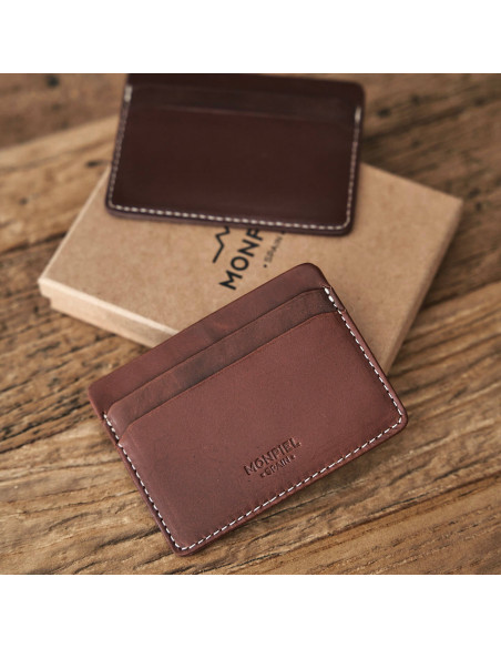 Mini porte-cartes en cuir couleur havane et marron sur sa boîte - MONPIEL
