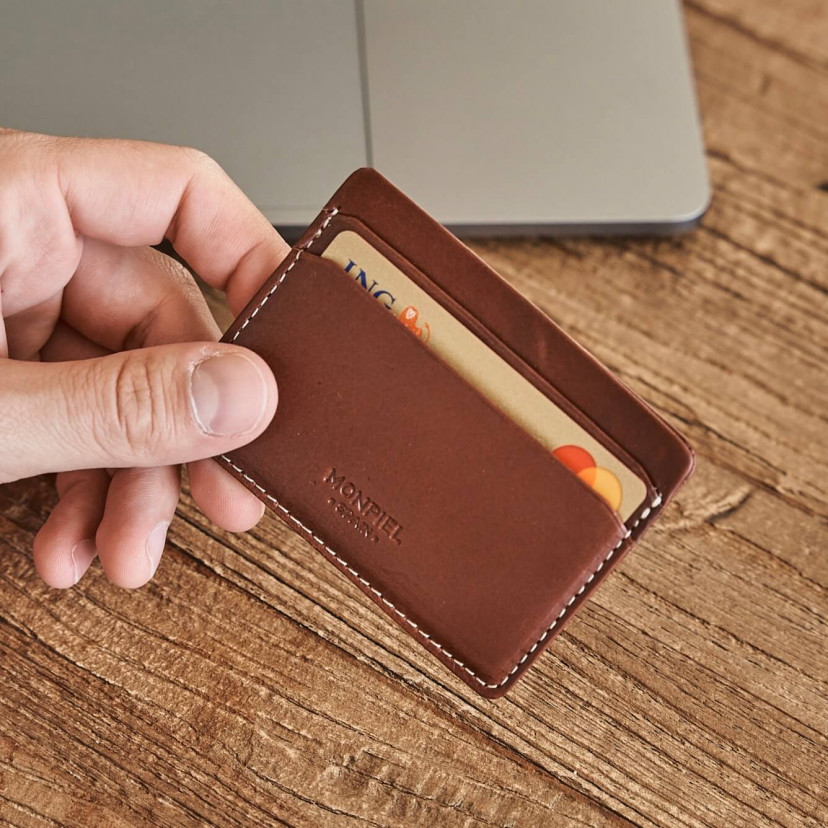 Mini Havana leather cardholder, with a laptop background - MONPIEL