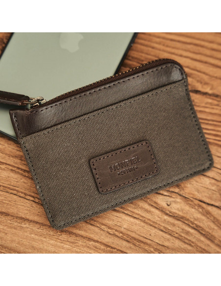 Monedero sport verde con vista frontal apoyado sobre móvil en mesa de madera - MONPIEL