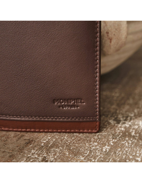 Brown leather American wallet with coin purse and cardholder, focusing on logo detail - MONPIEL Brown leather American wallet with coin purse and cardholder, focusing on logo detail - MONPIEL