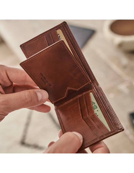 Carteira americana simples pequena de couro na cor couro aberta nas mãos com detalhe de compartimentos para cartões - MONPIEL