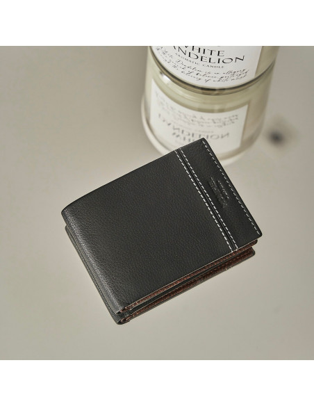 Petit portefeuille américain en cuir avec porte-monnaie noir, vue de face légèrement inclinée sur un miroir en guise d - MONPIEL