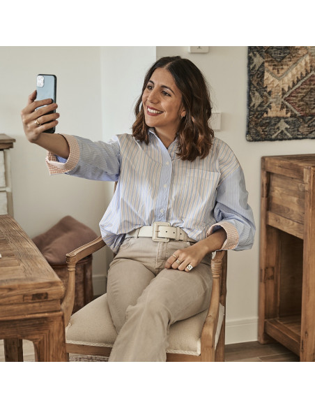 Wide women’s leather belt with covered buckle in beige, on pants, with a general and frontal view - MONPIEL Wide women’s leather belt with covered buckle in beige, on pants, with a general and frontal view - MONPIEL