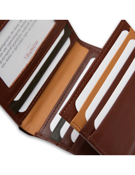 Einfacher Leder-Billfold mit Streifen in Havanna-Farbe, Nahaufnahme der Kartenfächer auf weißem Hintergrund - MONPIEL