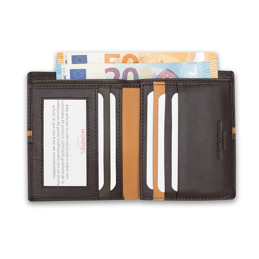 Carteira simples listrada de couro na cor marrom, aberta com detalhe dos compartimentos para cartões e cédulas sobre f - MONPIEL