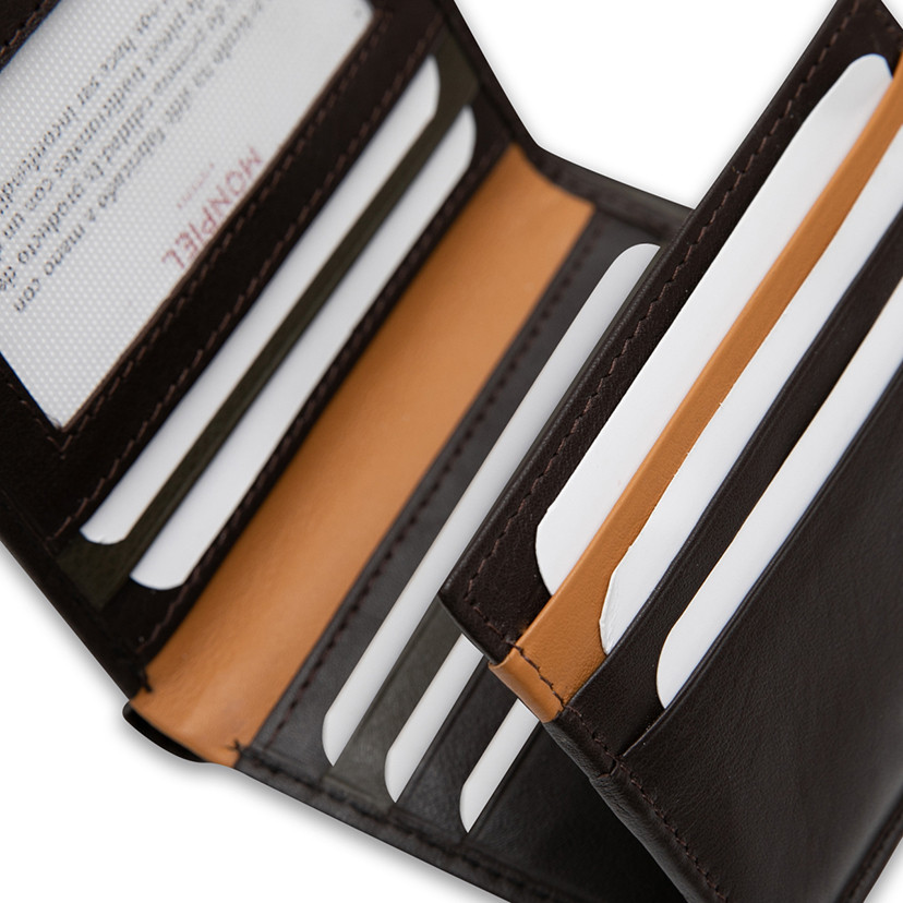 Carteira simples listrada de couro na cor marrom, detalhe dos compartimentos para cartões em primeiro plano sobre fund - MONPIEL