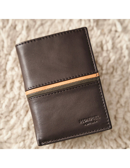 Einfacher Leder-Billfold mit Streifen in Braun, Frontal- und Diagonalansicht auf einem Teppich abgelegt - MONPIEL