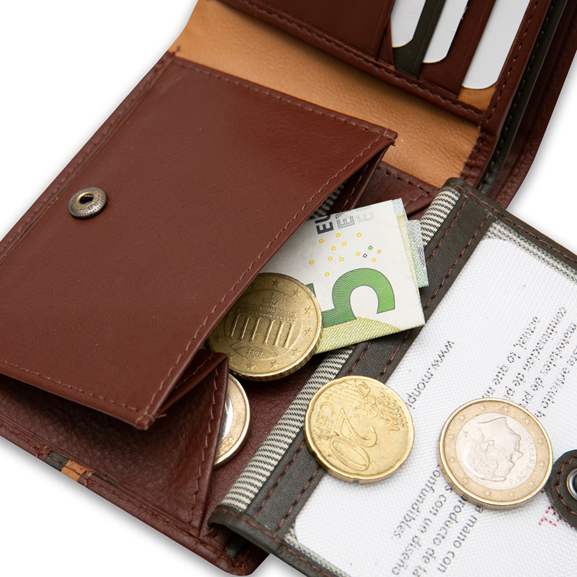 Large American leather wallet with striped Havana color, with close-up detail of the interior coin purse - MONPIEL