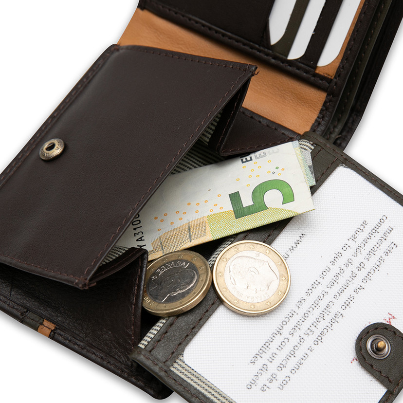 Large American leather wallet with striped brown color, with close-up detail of the interior coin purse - MONPIEL