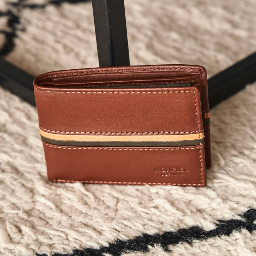 Small American leather wallet with coin purse in Havana color, shown from the front resting on a carpet - MONPIEL