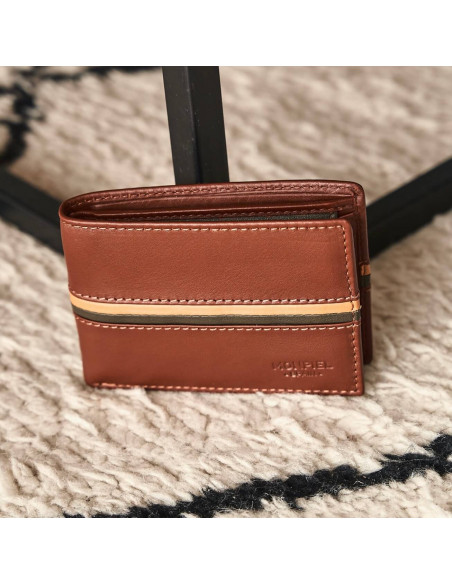Small American leather wallet with coin purse in Havana color, shown from the front resting on a carpet - MONPIEL Small American leather wallet with coin purse in Havana color, shown from the front resting on a carpet - MONPIEL