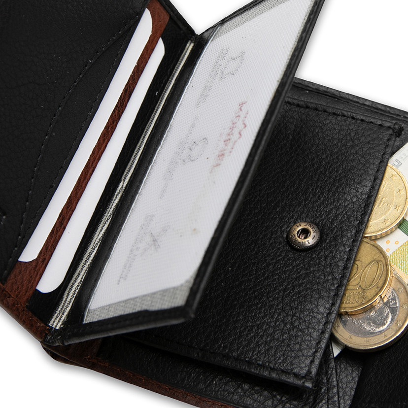 Small leather purse with coin pocket and central clasp in Havana color with a close-up detail of the interior - MONPIEL