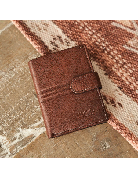 Petit portefeuille en cuir avec porte-monnaie et fermoir central couleur havane, vue de face sur un tapis - MONPIEL Petit portefeuille en cuir avec porte-monnaie et fermoir central couleur havane, vue de face sur un tapis - MONPIEL