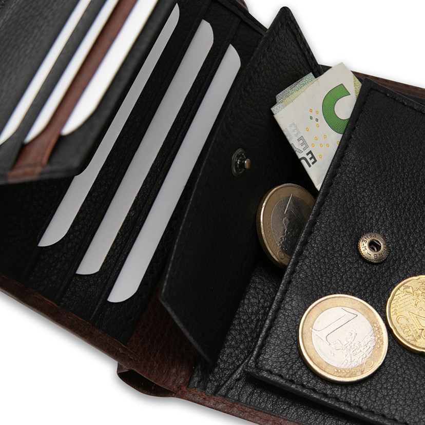 Leather purse with clasp and internal coin pocket in Havana color, coin pocket detail in close-up, on a white backgrou - MONPIEL