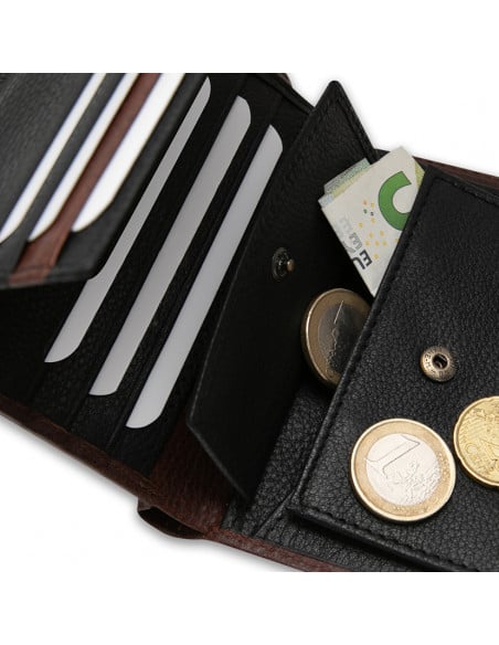 Leather wallet with clasp and internal coin pocket in Havana color, coin pocket detail in close-up, on a white backgro - MONPIEL