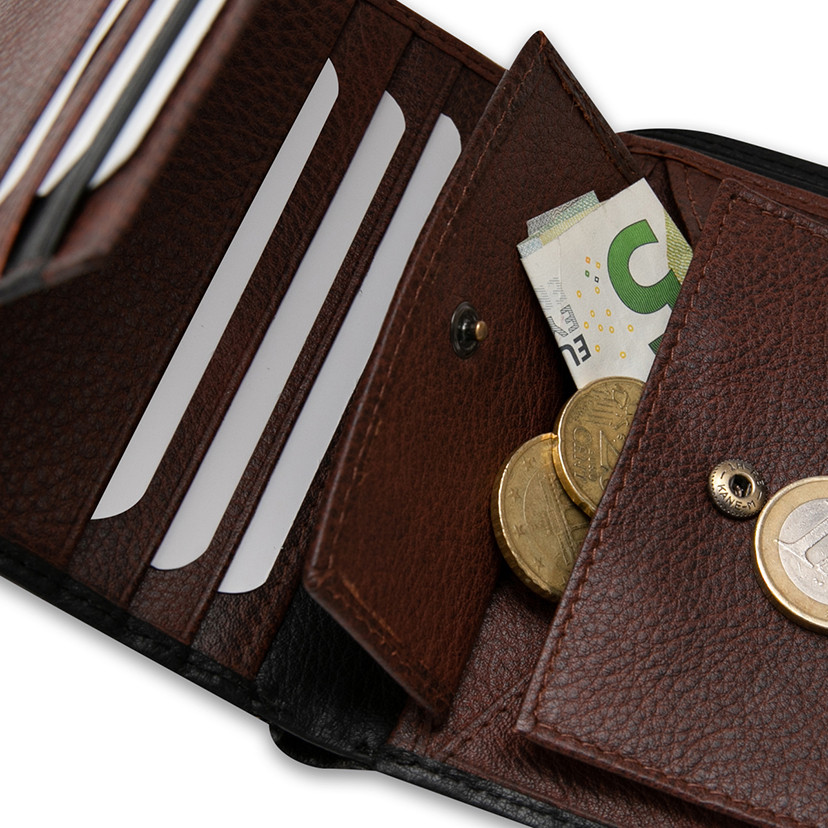 Leather purse with clasp and internal coin pocket in black, coin pocket detail in close-up, on a white background - MONPIEL