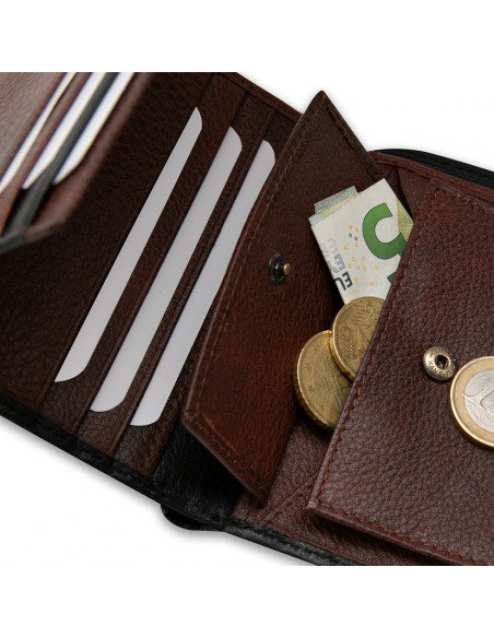 Leder-Billfold mit Schnappverschluss und Münzfach, Farbe Schwarz, Nahaufnahme des Münzfachs auf weißem Hintergrund - MONPIEL