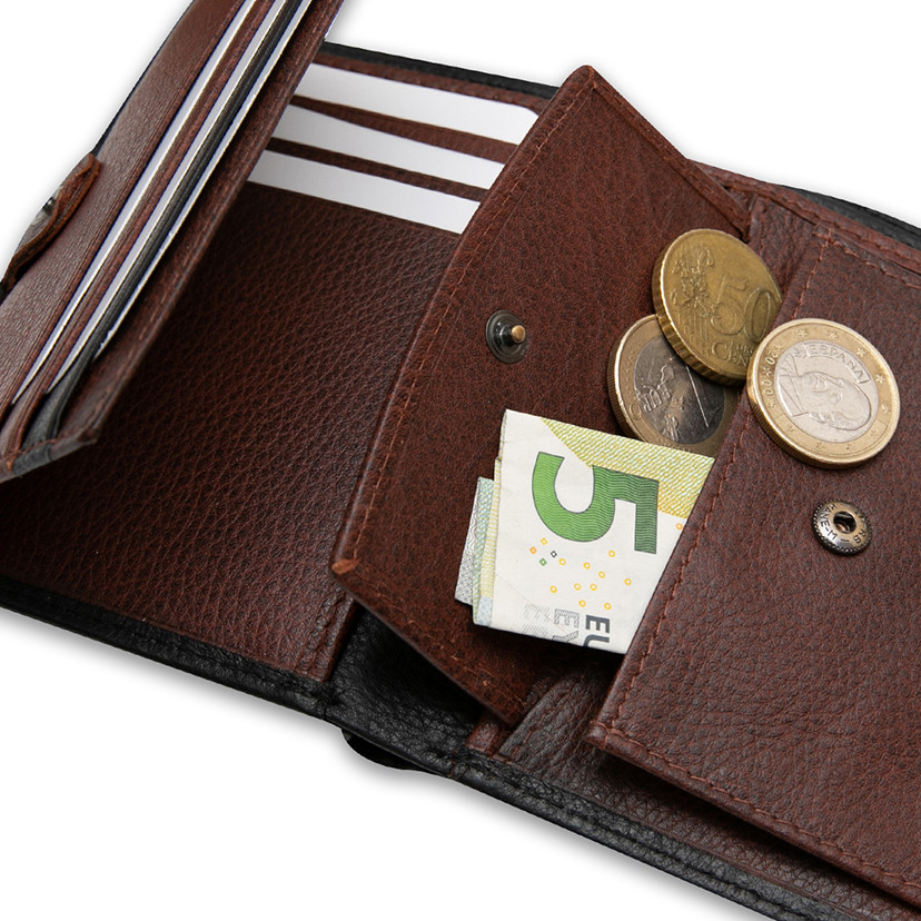 Leather wallet with internal clasp and coin pocket in black, coin pocket detail in close-up, on a white background - MONPIEL