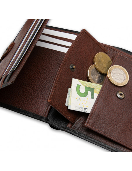 Leder-Billfold mit innerem Schnappverschluss und Münzfach, Farbe Schwarz, Nahaufnahme des Münzfachs auf weißem Hinterg - MONPIEL