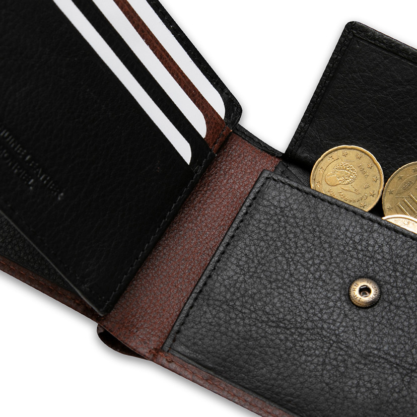 Large American-style leather purse with coin pocket in Havana color, interior detail in close-up - MONPIEL