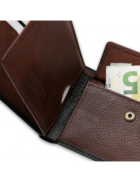 Small American leather wallet with coin pocket in black, close-up of the interior - MONPIEL