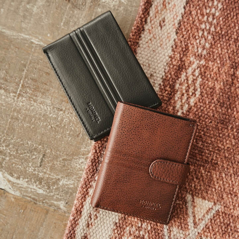 Small American-style leather purse with coin pocket in black, paired with a Havana-colored purse - MONPIEL