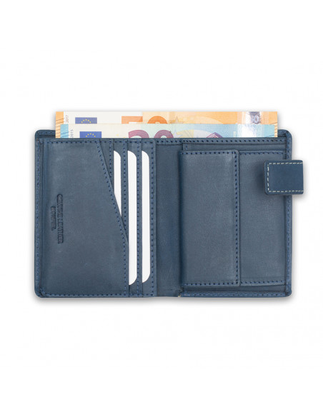 Carteira de couro com fecho e porta-moedas, com logo, na cor azul, aberta sobre fundo branco - MONPIEL