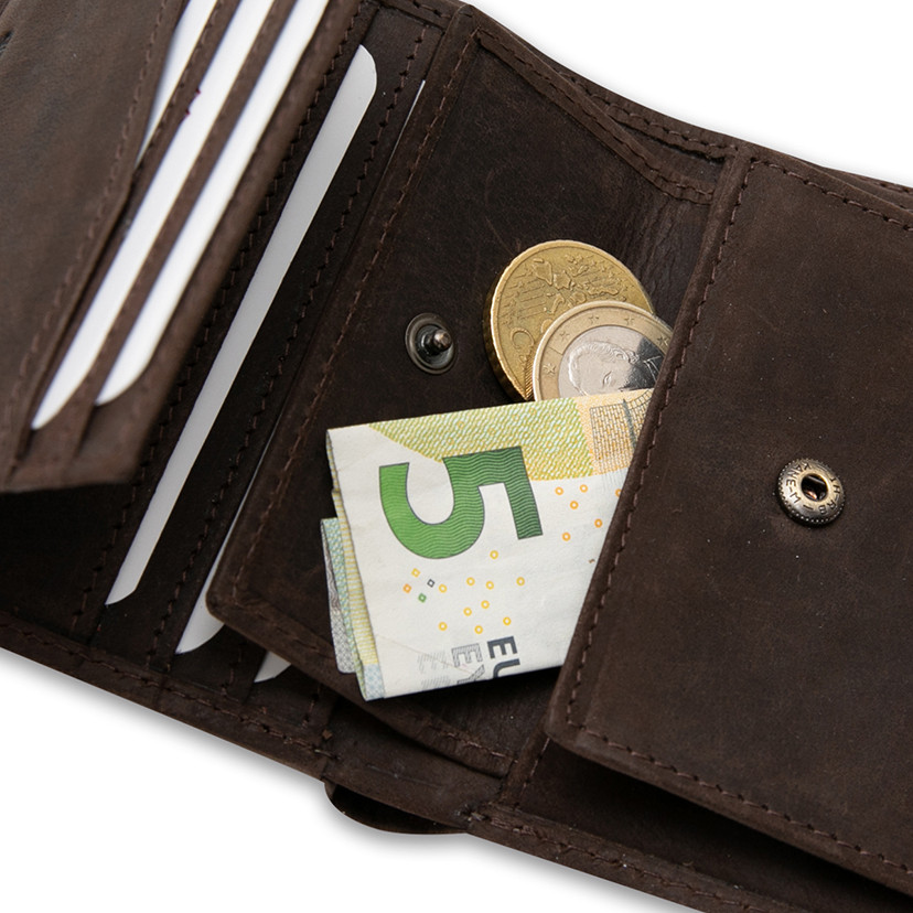 Carteira de couro com fecho e porta-moedas, com logo, na cor marrom, com detalhe interno em primeiro plano sobre fundo - MONPIEL